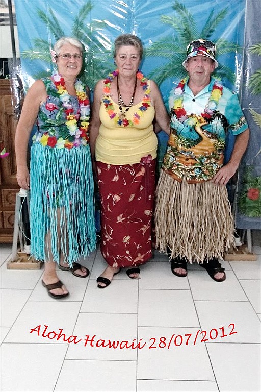 HawaiiParty (15).jpg - Met de aanwezigen op de foto